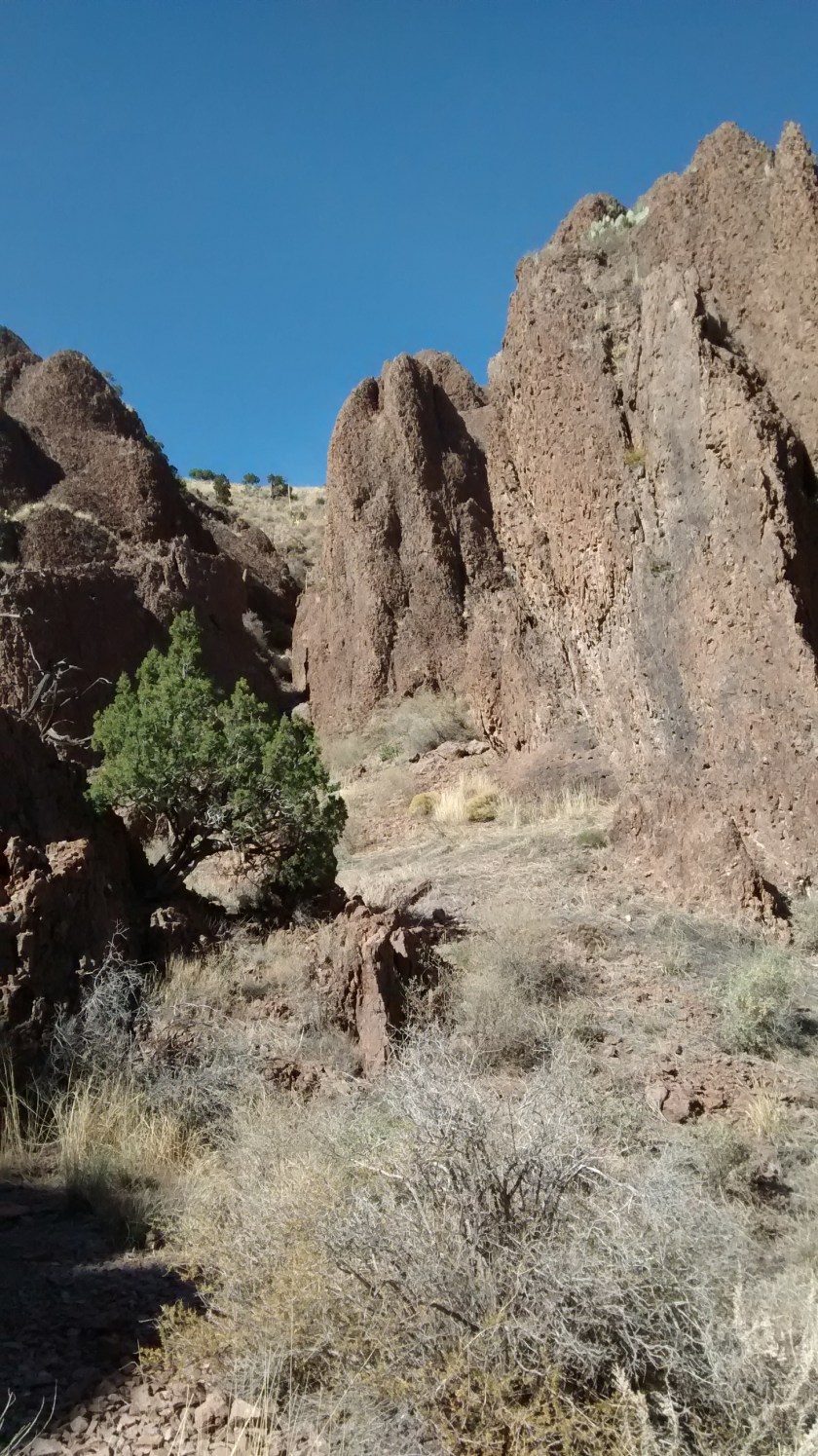 Trail goes through a small canyon.