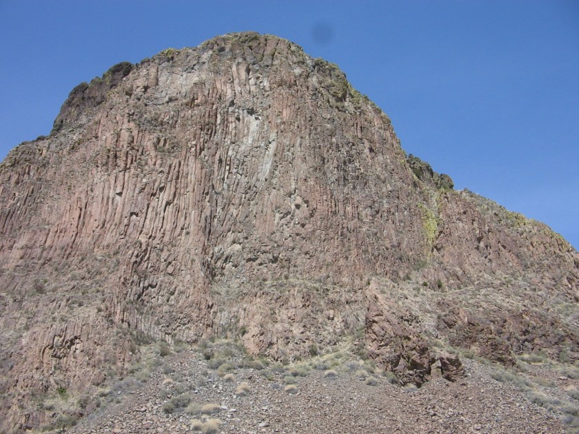 On the righthand side, marked by a line of green lichen-covered rocks, is the upper trail that ascends through a "chimney" to the summit. 